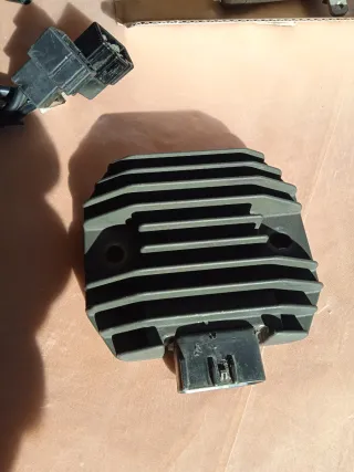 Regulador Triumph 695 Yamaha FZ6/YZR 125