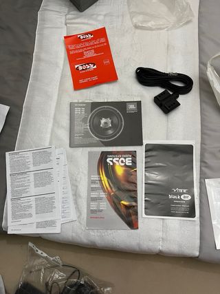 Subwoofer JBL Negro y Rojo