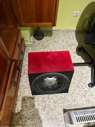 Subwoofer JBL Negro y Rojo