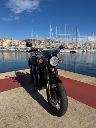 Triumph Bonneville T120 Black