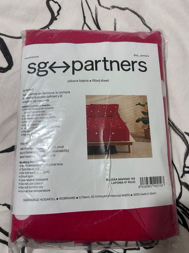 Sábana bajera 105 roja con puntos blancos navidad