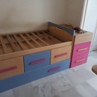 Cama juvenil con cajones y mesita