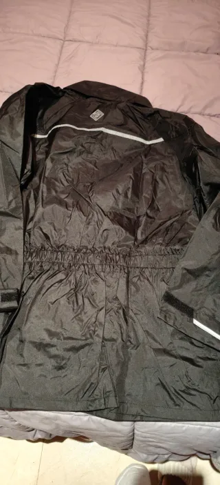 Traje de lluvia negro