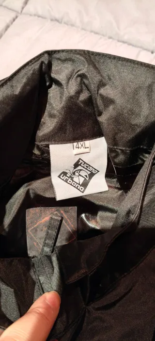 Traje de lluvia negro