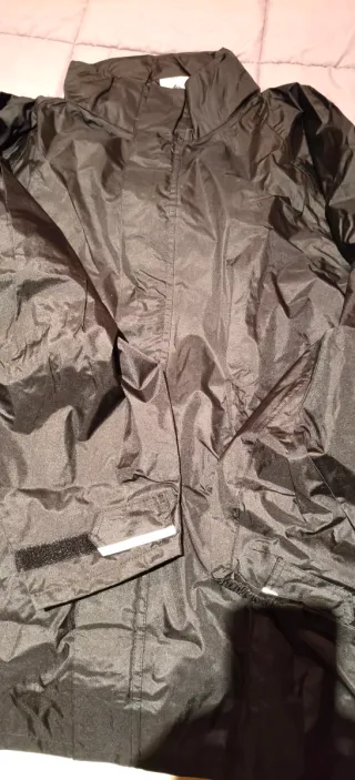 Traje de lluvia negro