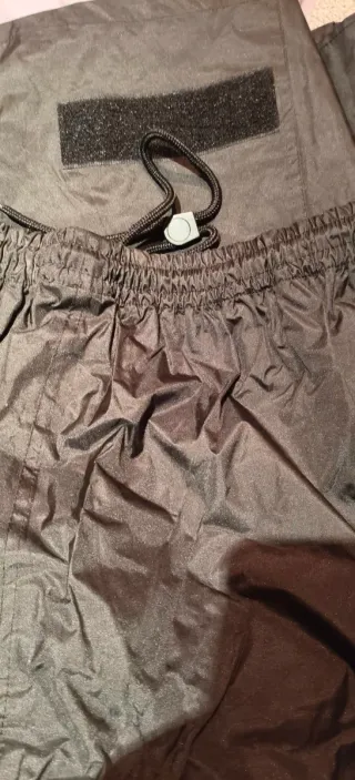 Traje de lluvia negro