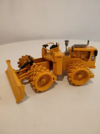 Macchine Caterpillar e Jaguar vintage Joal