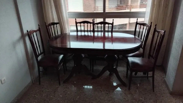 Mesa de comedor de madera oscura