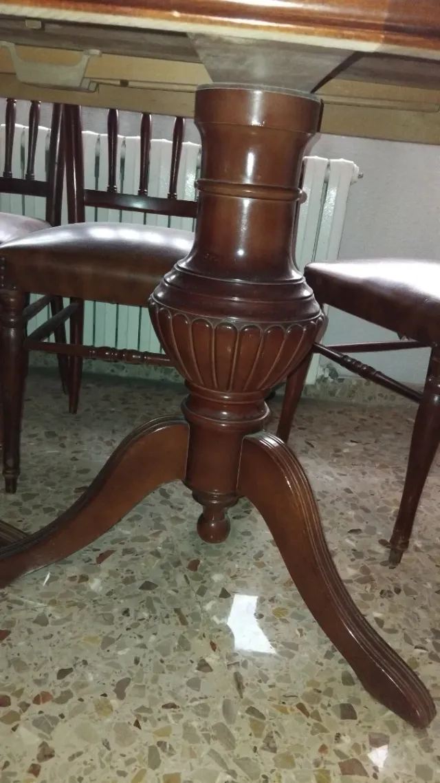 Mesa de comedor de madera oscura