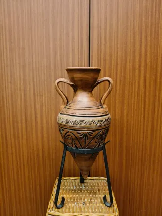 Cántaro de barro decorado