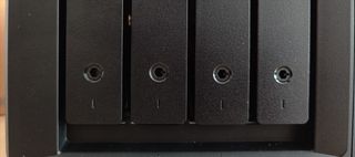 NAS Synology DS423+ con RAm oficial y 2 x NVMe 1Tb