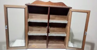 Vetrinetta in legno con ante in vetro decorato