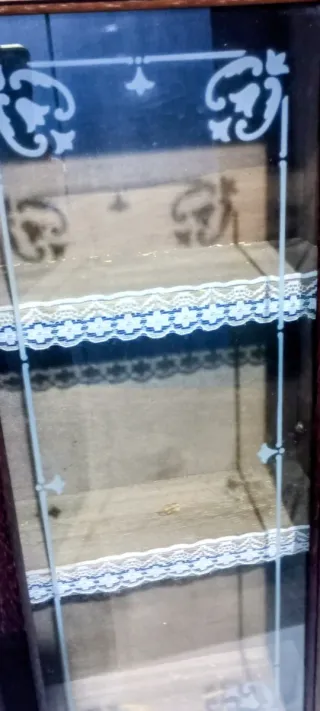 Vetrinetta in legno con ante in vetro decorato