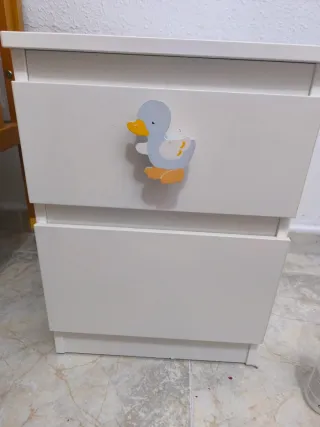 Mesita de noche infantil con pato