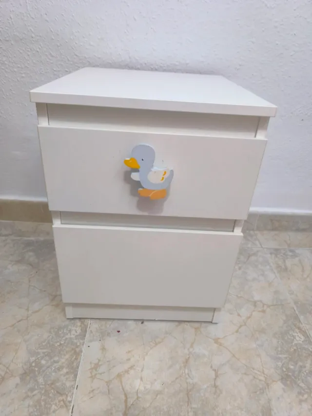 Mesita de noche infantil con pato