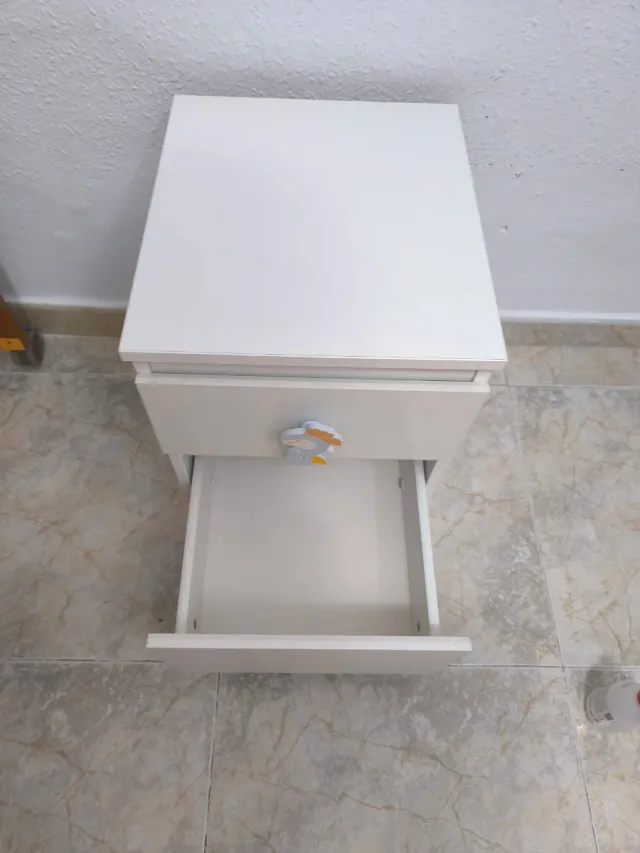 Mesita de noche infantil con pato