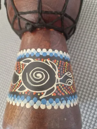 Timbal de madera decorado