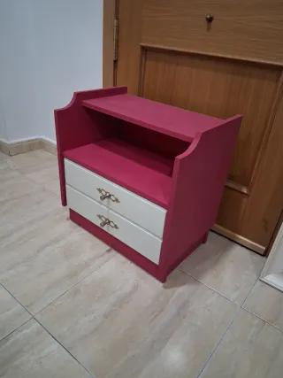 Mesilla de noche rosa y blanca
