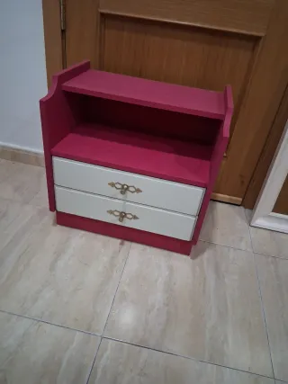 Mesilla de noche rosa y blanca