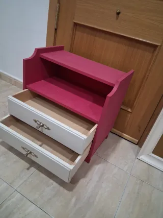 Mesilla de noche rosa y blanca