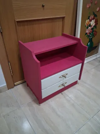 Mesilla de noche rosa y blanca
