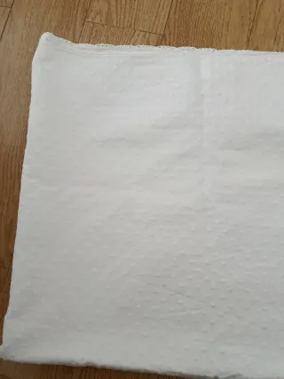 Colcha cuna piqué topitos y puntilla De zara home