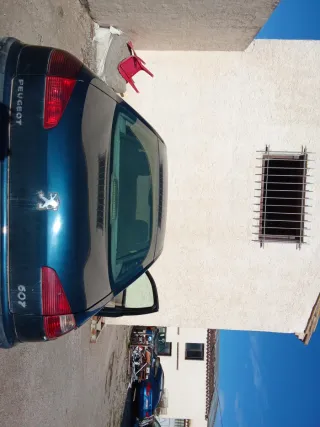 Piezas de coche para desguace o reparación.