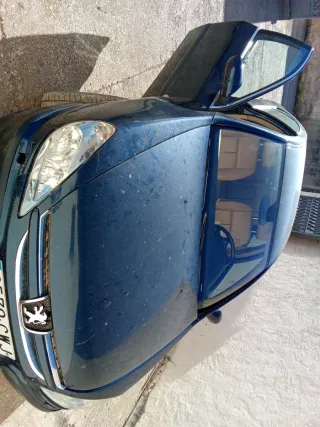 Piezas de coche para desguace o reparación.