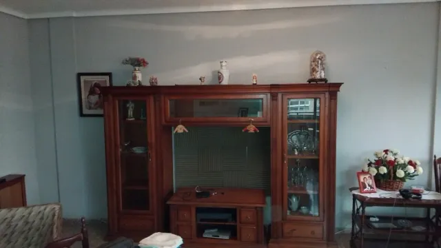 Mueble de salón de madera y cristal