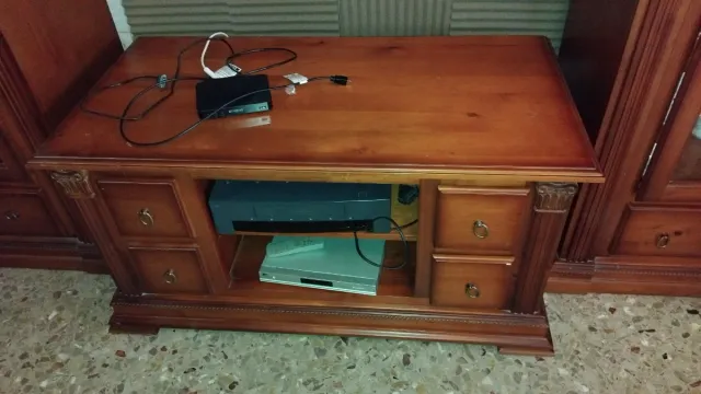 Mueble de salón de madera y cristal