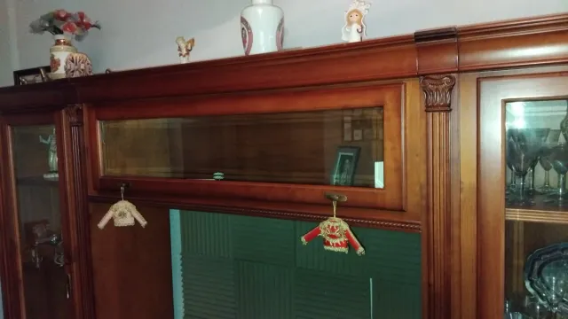 Mueble de salón de madera y cristal