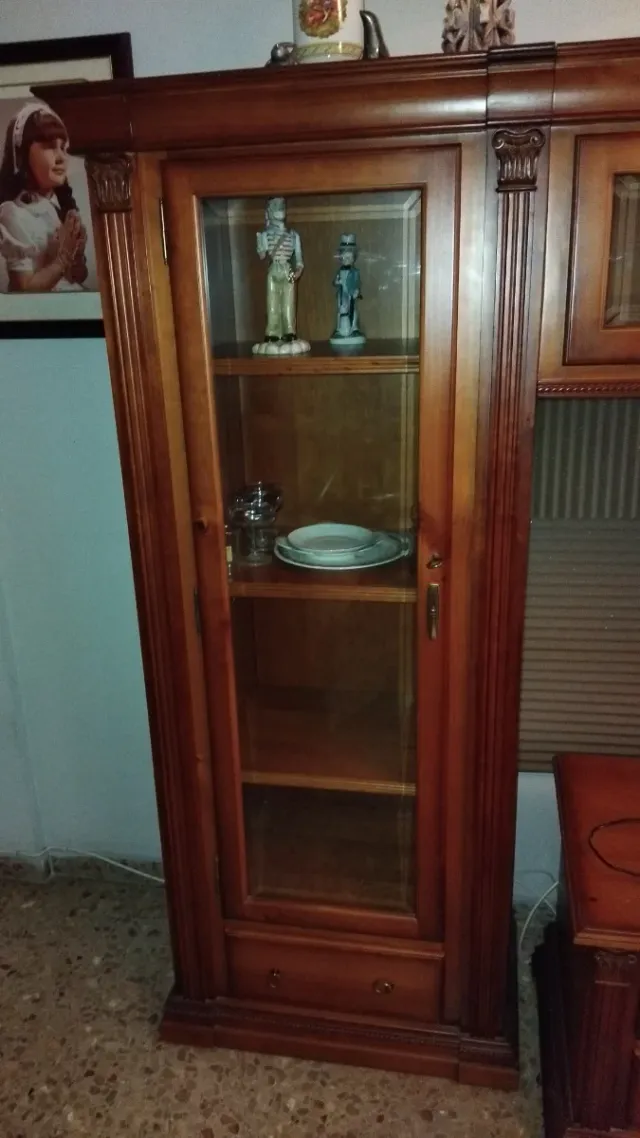 Mueble de salón de madera y cristal