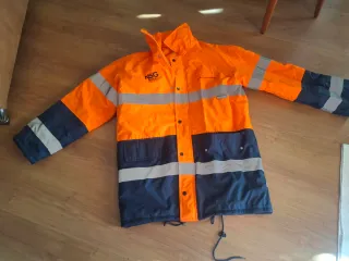 Chaquetón acolchado reflectante.