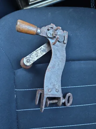 Abrelatas antiguo de mesa