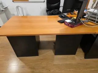 Mesa de oficina madera y metal