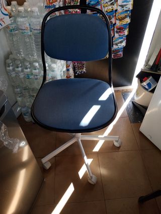 Silla de oficina azul y negra