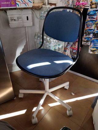 Silla de oficina azul y negra