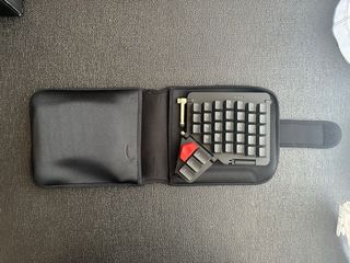 ZSA Moonlander Negro MX Cherry Brown