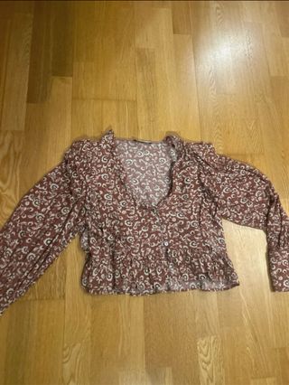 Blusa Pull and Bear floral marrón y blanca
