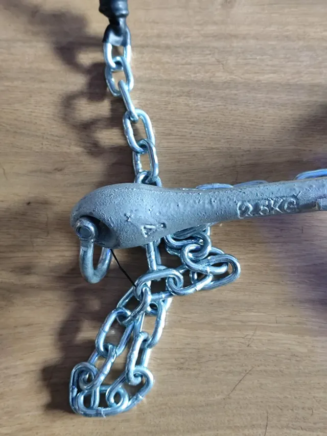 Ancla de 2,5 kg con cadena y cabo