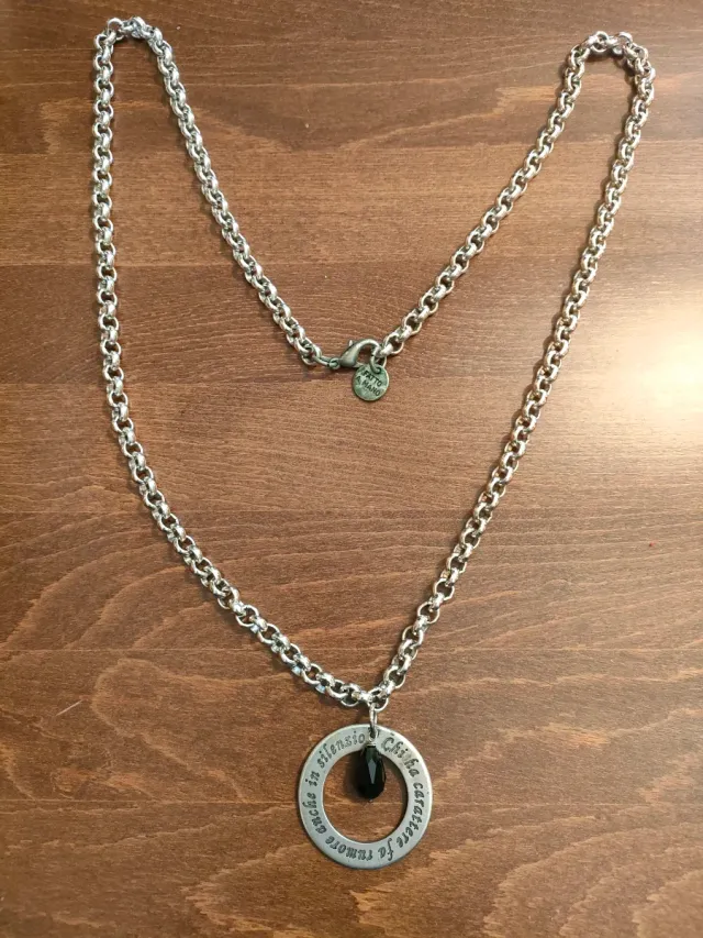 Collana lunga con ciondolo cerchio e pietra nera