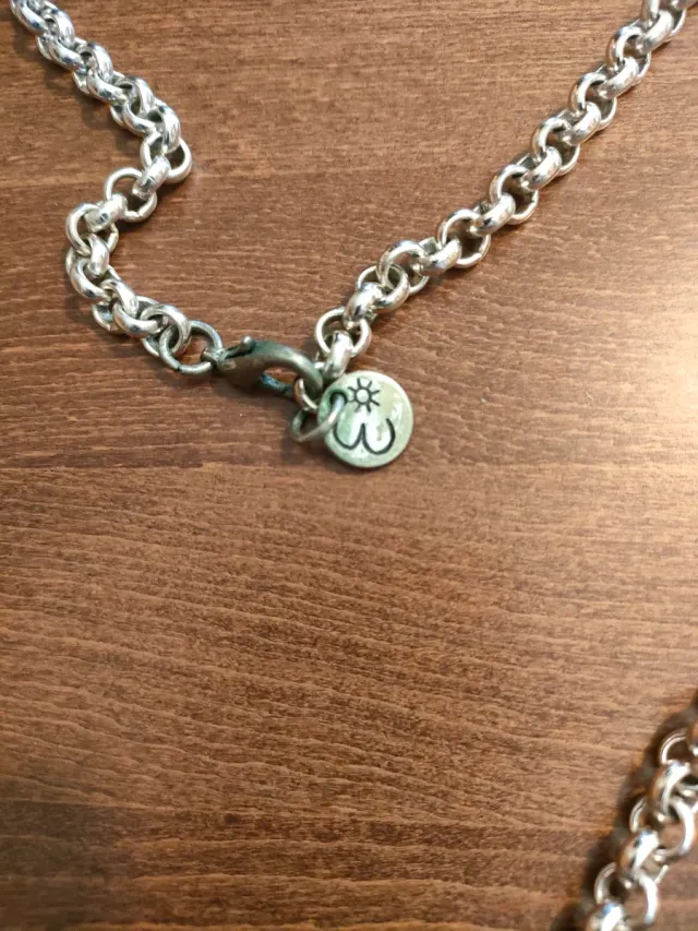 Collana lunga con ciondolo cerchio e pietra nera