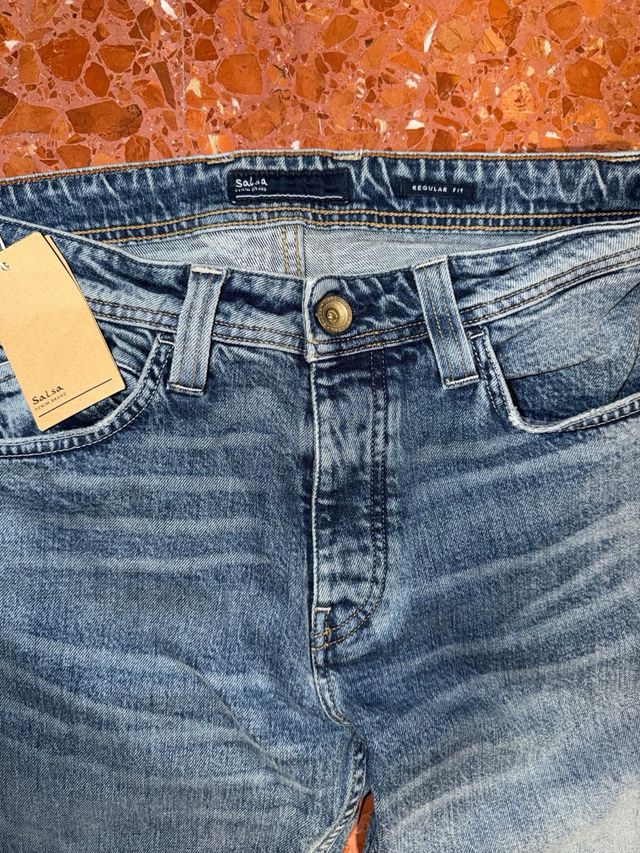 Vaqueros Salsa con etiqueta