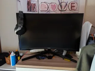 PlayStation 5 con lettore, monitor curvo Samsung e cuffie