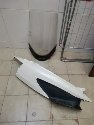 Tapa lateral Suzuki Burgman 125 Blanco Perla