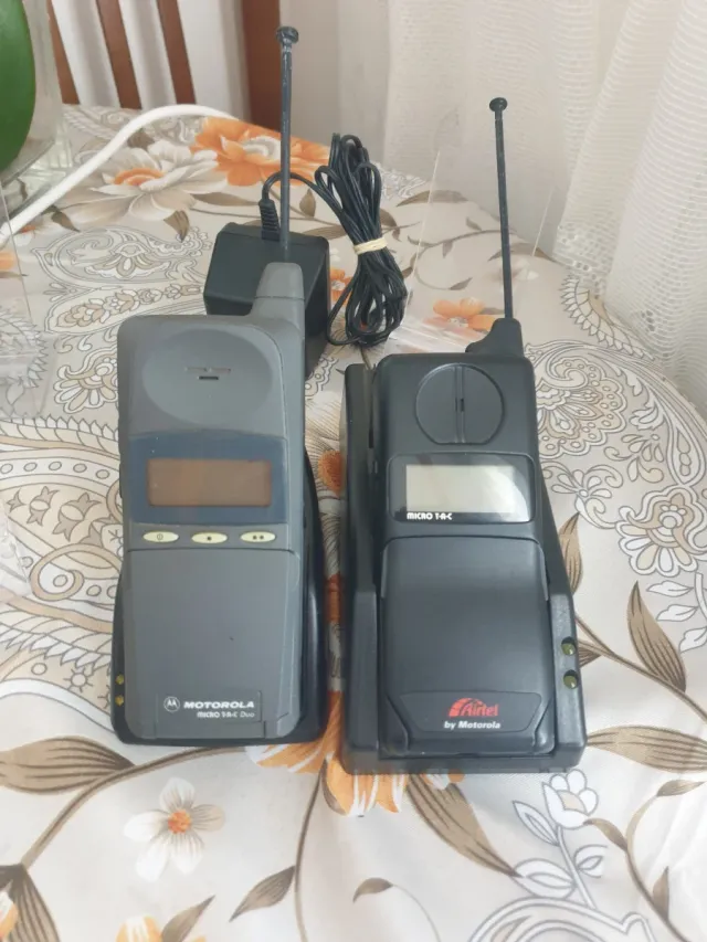 Confezione Motorola MicroTac (Grigio e Nero)