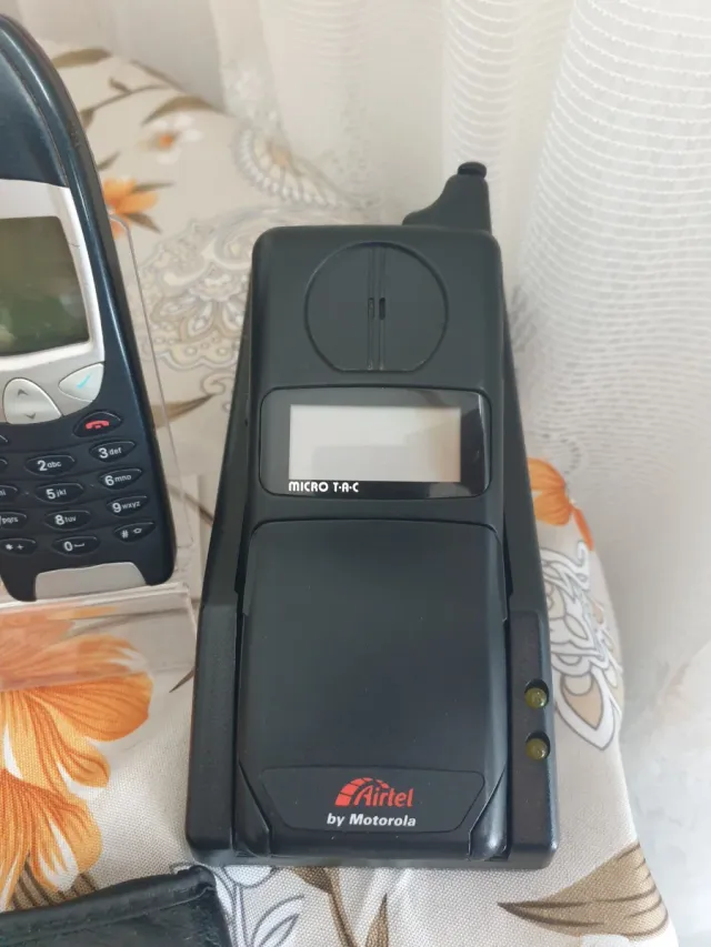 Confezione Motorola MicroTac (Grigio e Nero)