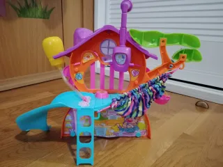 Casa del árbol Beasties con muñeco Frusty.