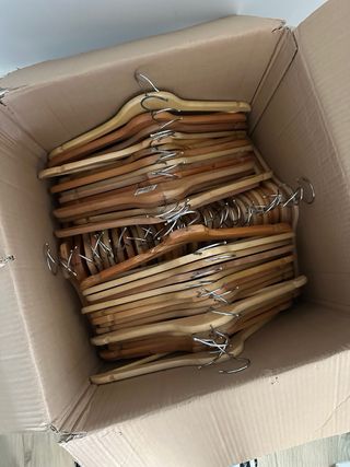 65 Perchas de madera y metal