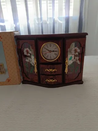 Joyero de madera con reloj y cajones y con música